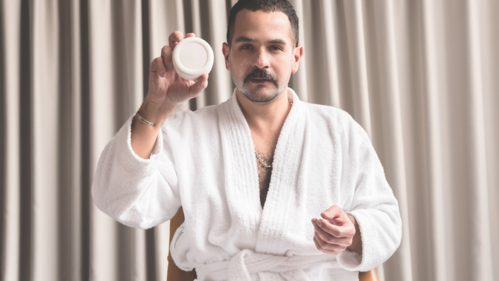 Homem aplicando creme facial em sua rotina de skincare masculino para pele mista, equilibrando oleosidade e hidratação com produtos específicos.